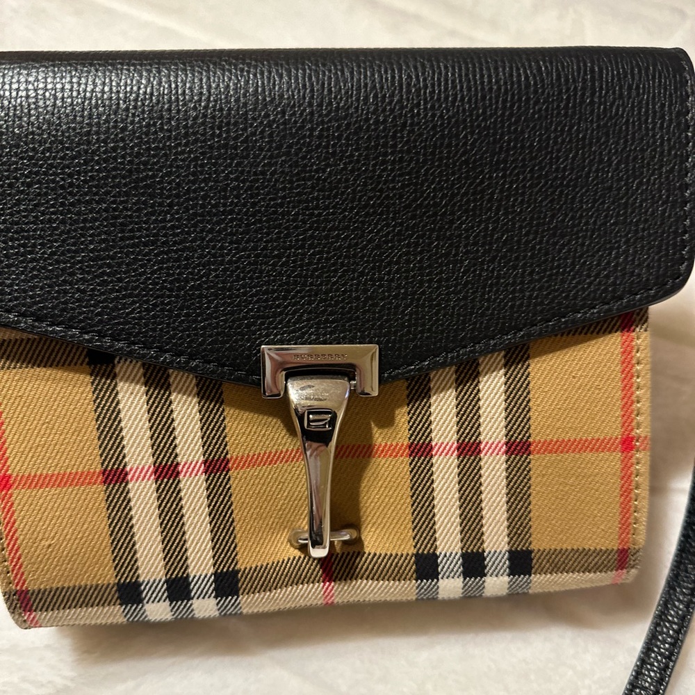 Burberry purse crossbody